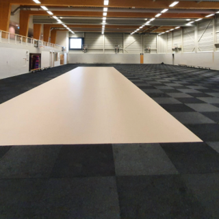 Sporthal antraciet tapijttegels - beige vasttapijt + folie